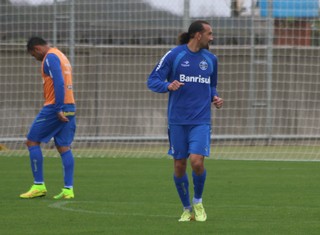 Titulares dão troco e vencem coletivo; Barcos faz e Fernandinho segue titular