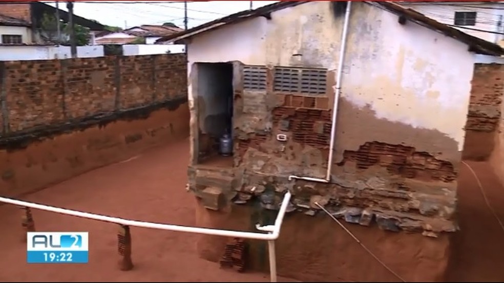 Casa em que irmãs escavaram no entorno durante anos fica em Maceió — Foto: Reprodução/TV Gazeta