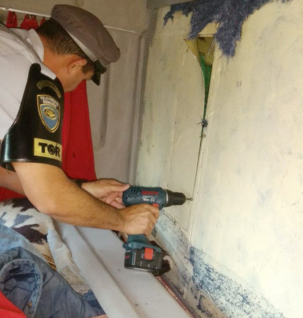 Droga foi localizada em um fundo falso do caminhão (Foto: Polícia Militar/Cedida)