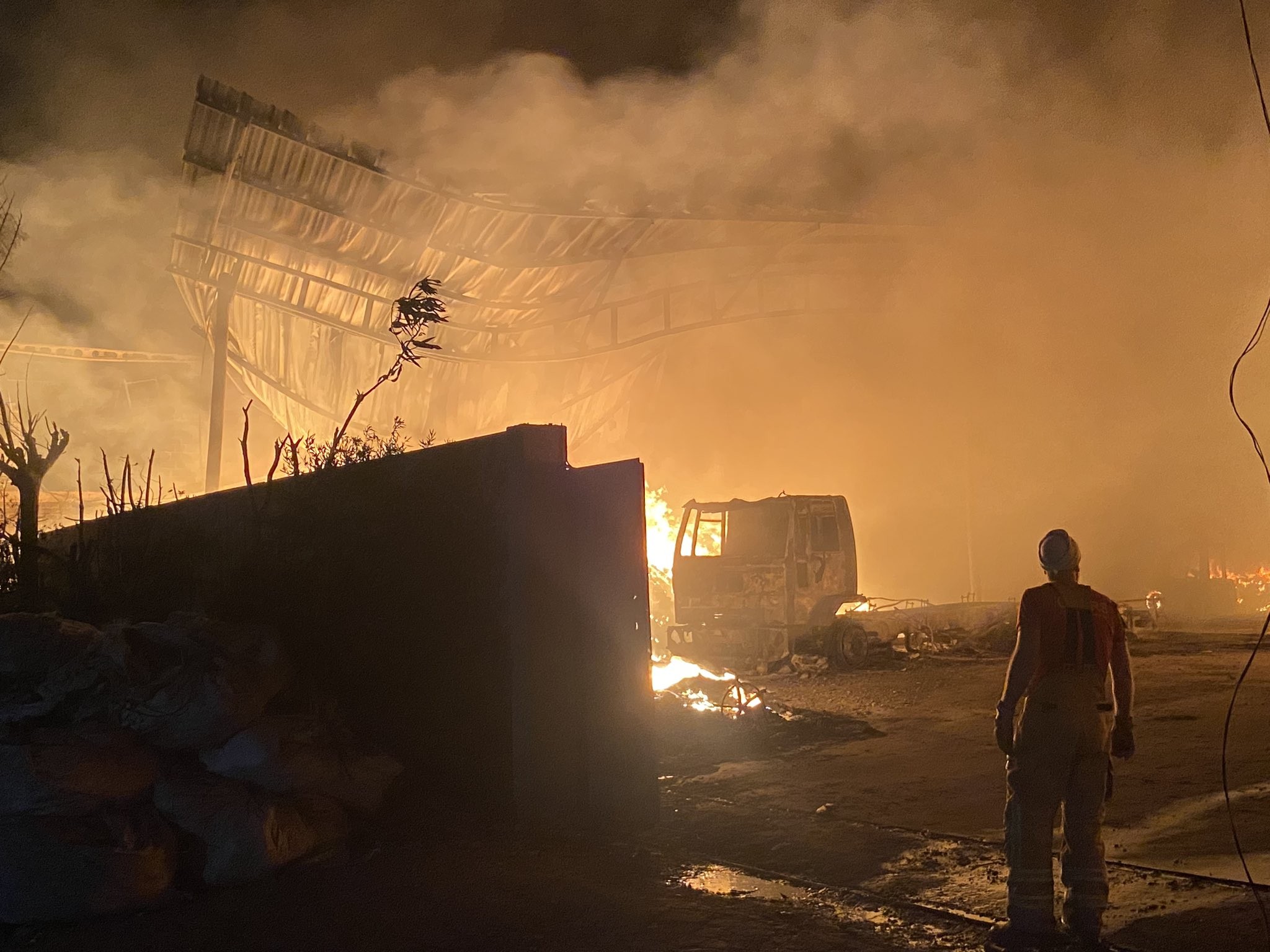 Incêndio destrói prédios de empresas de reciclagem em São Leopoldo