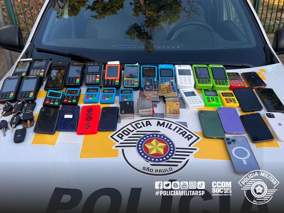 Foram apreendidas máquinas de cartões, chaves de veículos, celulares e veículos, segundo a polícia — Foto: Polícia Militar/Divulgação