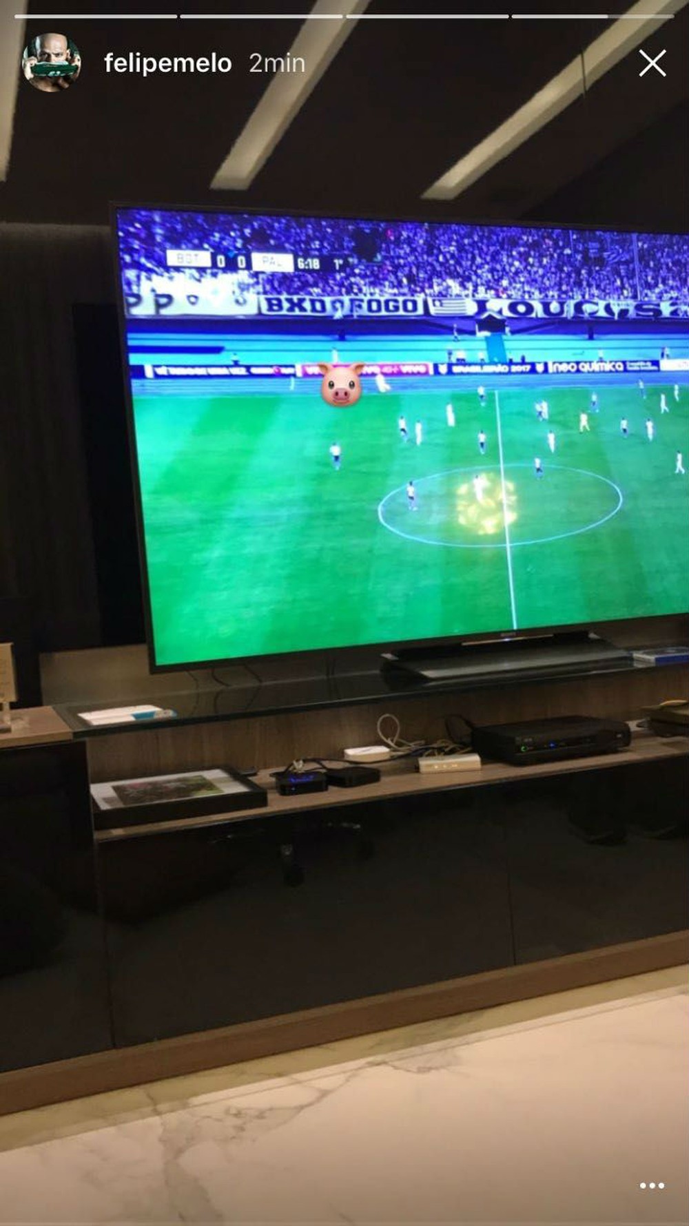  Afastado, Felipe Melo publica foto vendo jogo do Palmeiras pela televisão