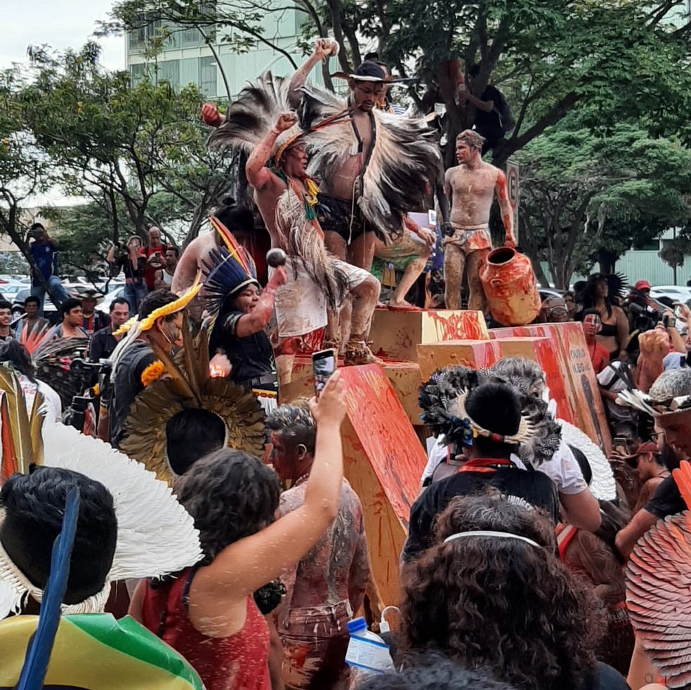 Indígenas protestam, em Brasília, contra garimpo ilegal  — Foto: Amanda Sales/ g1