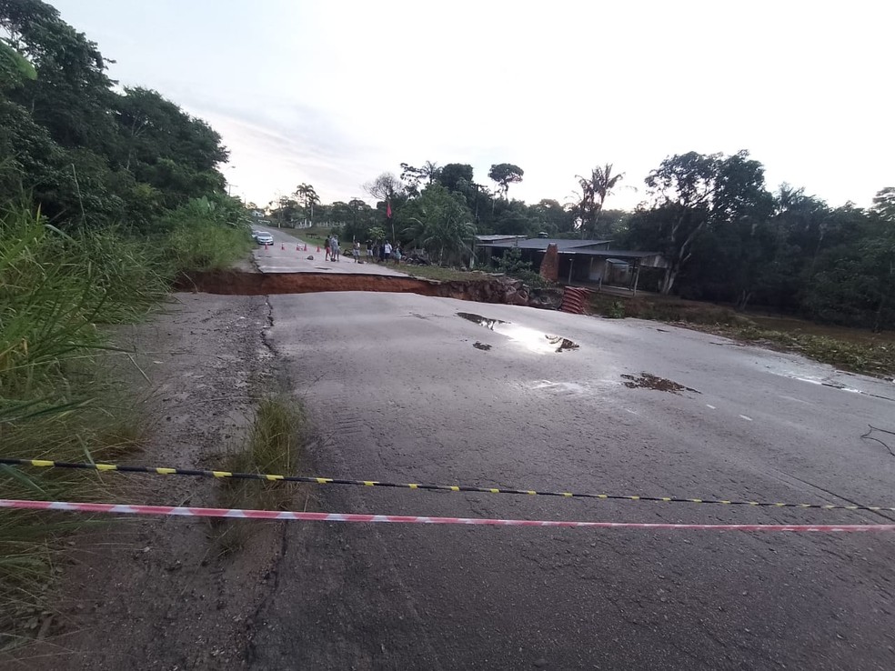 Cratera foi aberta no asfalto com a força das águas após forte chuva em Porto Velho — Foto: Eduarda Dejan/Rede Amazônica