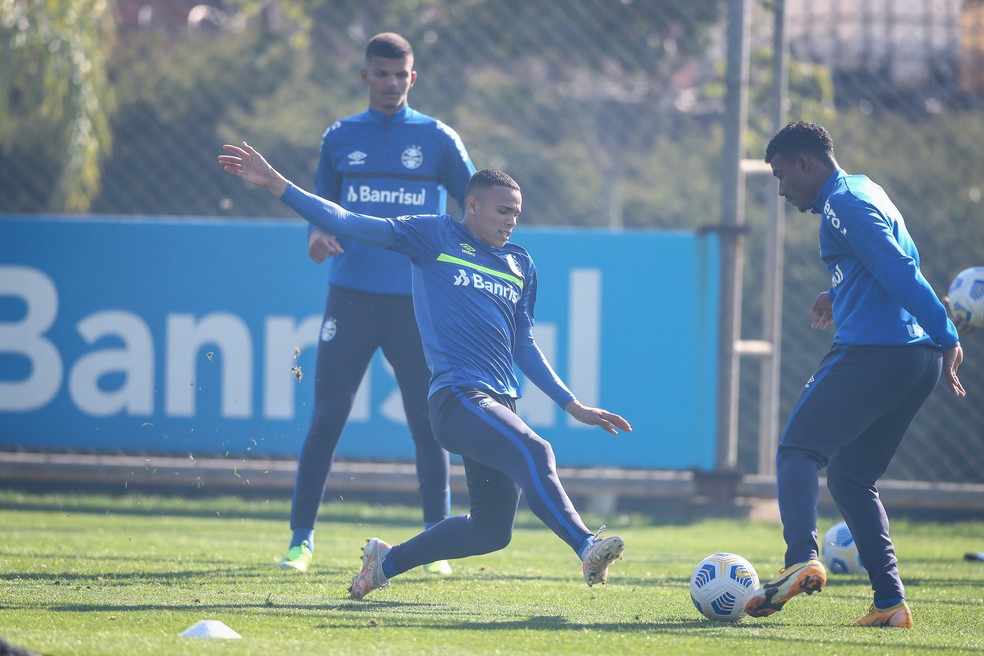 Cuiabano em treino com amigo Sarará (fundo) e Vanderson — Foto: Lucas Uebel/Grêmio