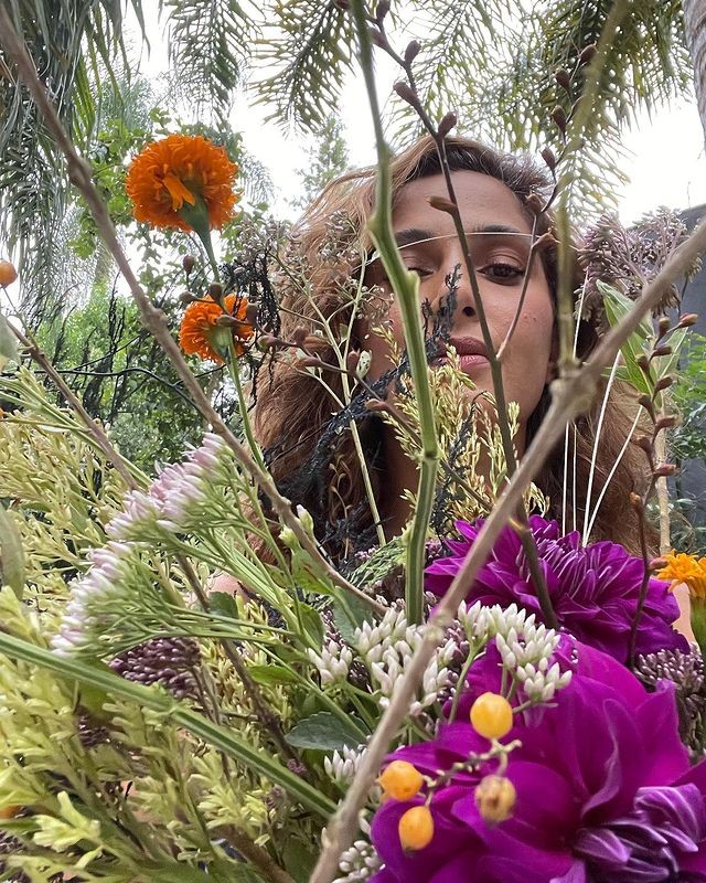 Camila Pitanga ganha flores em comemoração aos dez meses de namoro com Patrick Pessoa (Foto: Reprodução / Instagram)