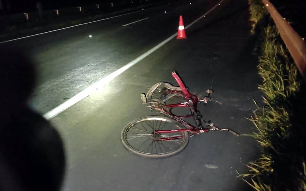 Ciclista morre após ser atropelado por vários veículos na Fernão Dias, em Pouso Alegre, MG — Foto: Polícia Militar Rodoviária
