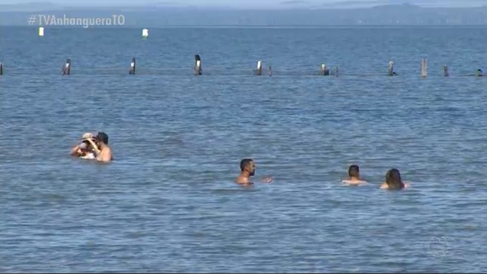 Banhistas aproveitando o lago em praia de Palmas — Foto: Reprodução/TV Anhanguera