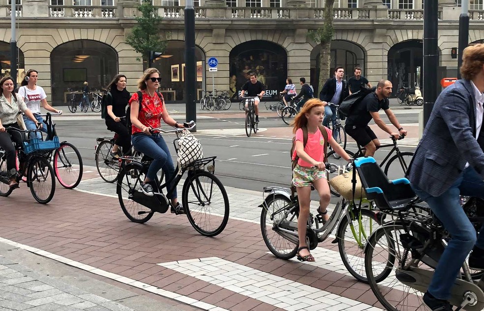 Ciclistas em Amsterdã â€” Foto: Mariana Timóteo da Costa/GloboNews