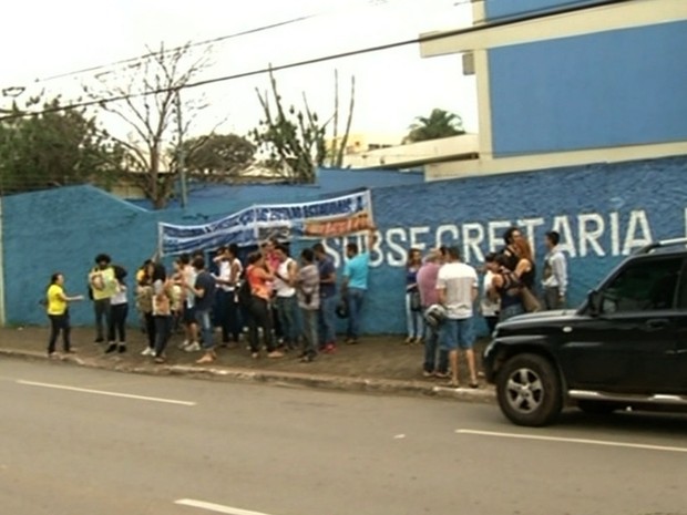 Grupo protesta contra implantação de OSs em escolas de Anápolis, em Goiás (Foto: Reprodução/TV Anhanguera)