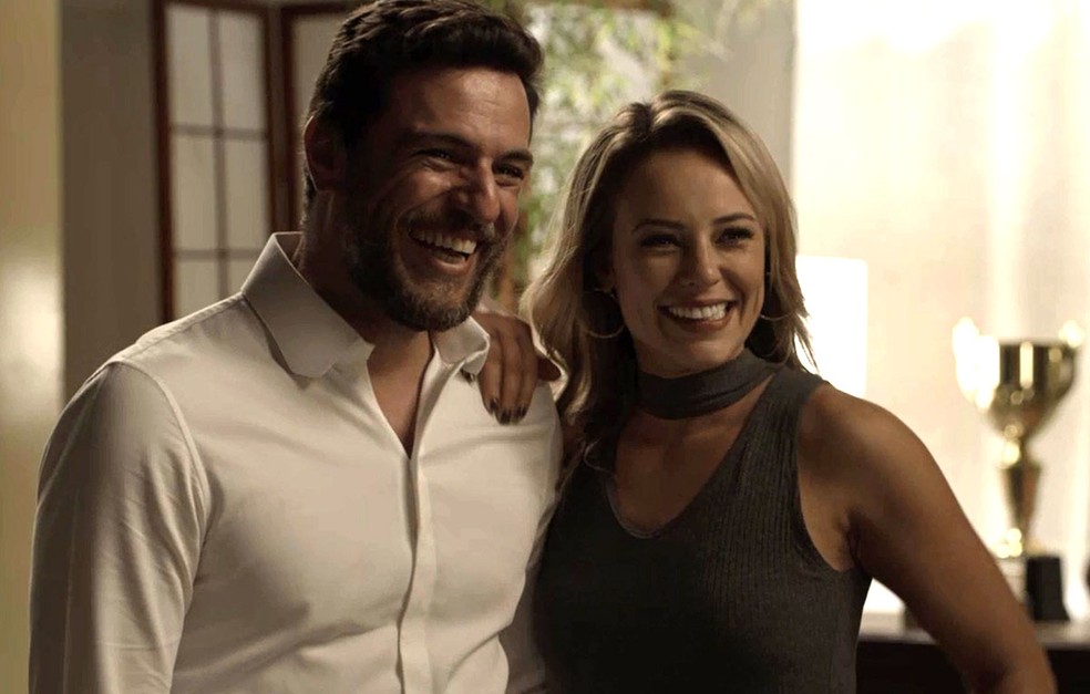 Caio e Jeiza anunciam noivado (Foto: TV Globo)