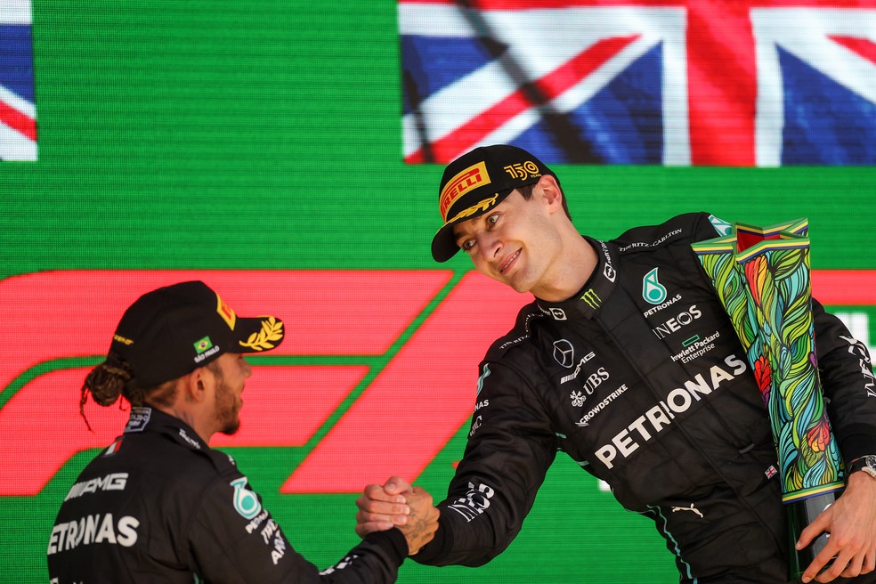 Lewis Hamilton cumprimenta George Russell, companheiro de Mercedes, no pódio do GP de São Paulo — Foto: Peter Fox/Getty Images