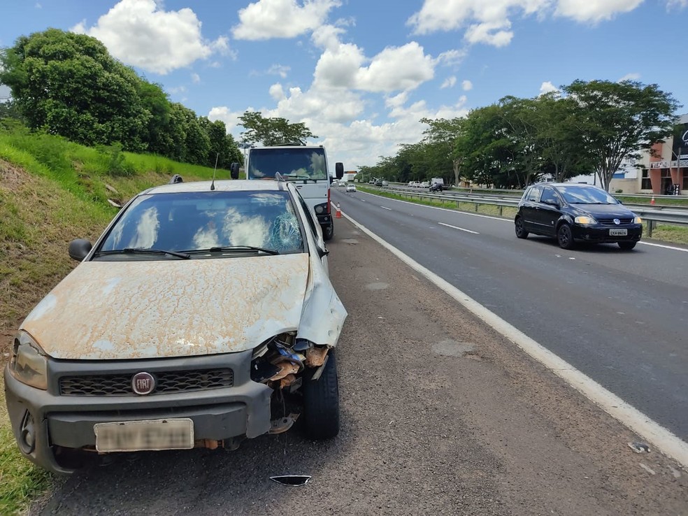 Pedestre, de 44 anos, morreu atropelado no trecho urbano da Rodovia Raposo Tavares (SP-270), em Presidente Prudente, nesta sexta-feira (18) — Foto: Aline Costa/G1
