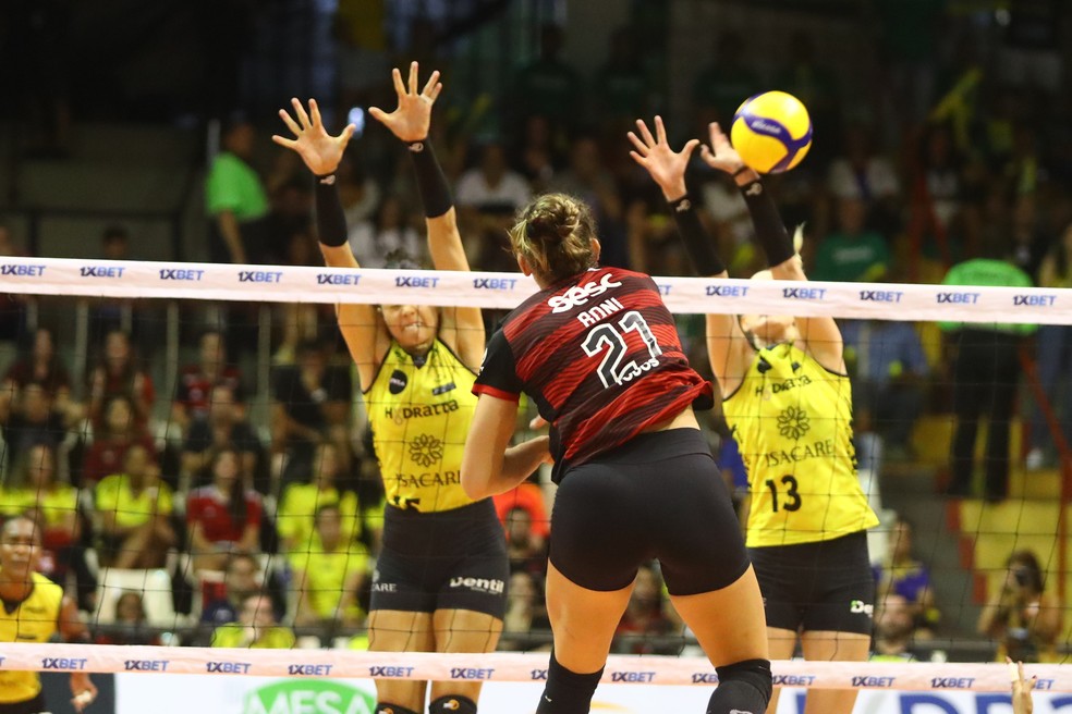 Roni, do Sesc-Flamengo, encara o bloqueio do Praia Clube &mdash; Foto: Gilvan de Souza/Flamengo