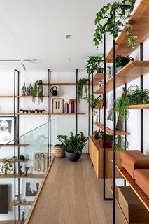 Conte com as estantes para deixar seu ambiente mais verdejante, como neste apartamento projetado pelo escritório FGMF Arquitetura com plantas em vasos da paisagista Paula Tsuyama