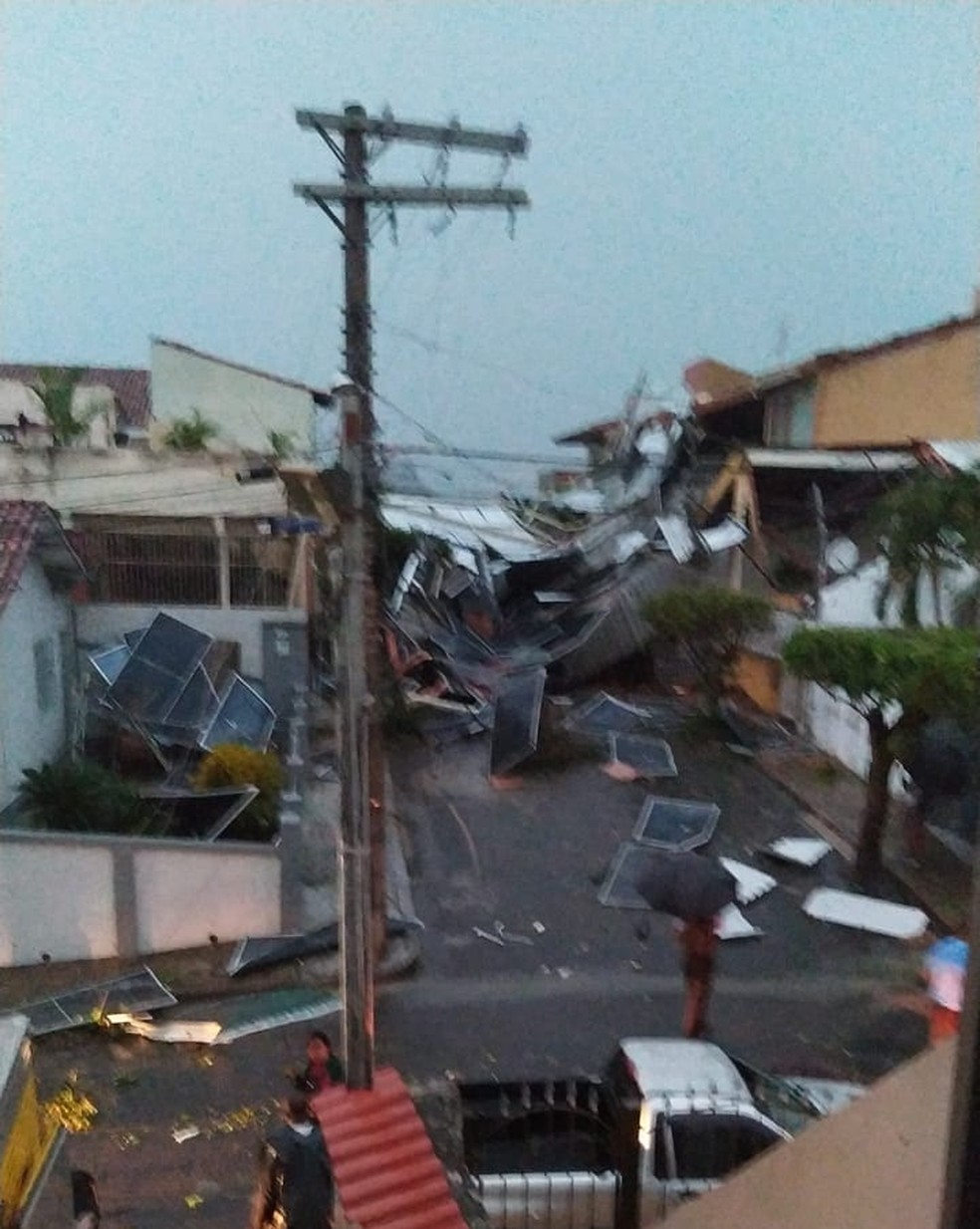 Bairro São Francisco é fortemente atingido pelos ventos em Muriaé — Foto: Reprodução Redes Sociais
