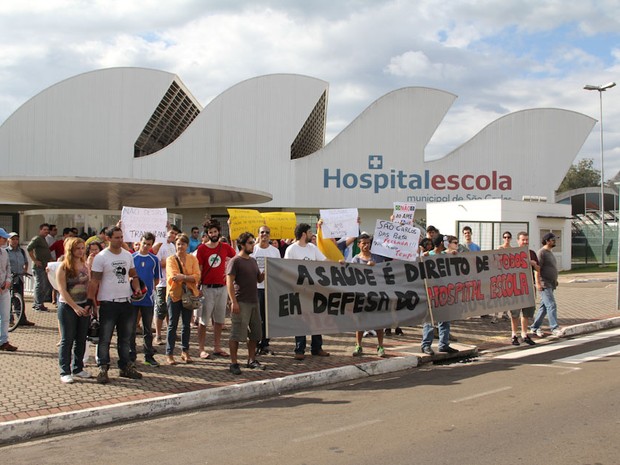 Após passeata, manifestantes se reuniram em frente ao Hospital Escola (Foto: Maurício Duch)