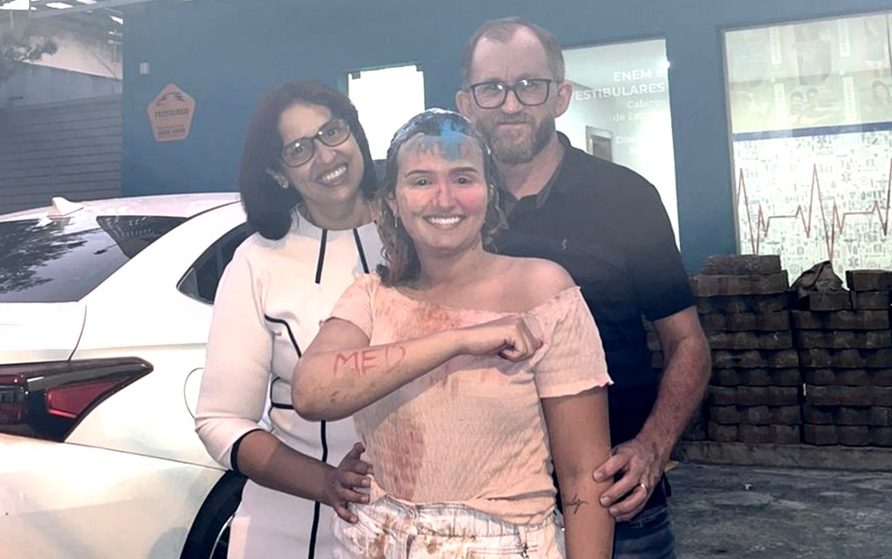 Lara Maria Lemos, aprovada em medicina, e seus pais Rosilez Lemos de Sousa e Valdivino Portilho, em Goi&aacute;s &mdash; Foto: Arquivo Pessoal/Lara Maria Lemos