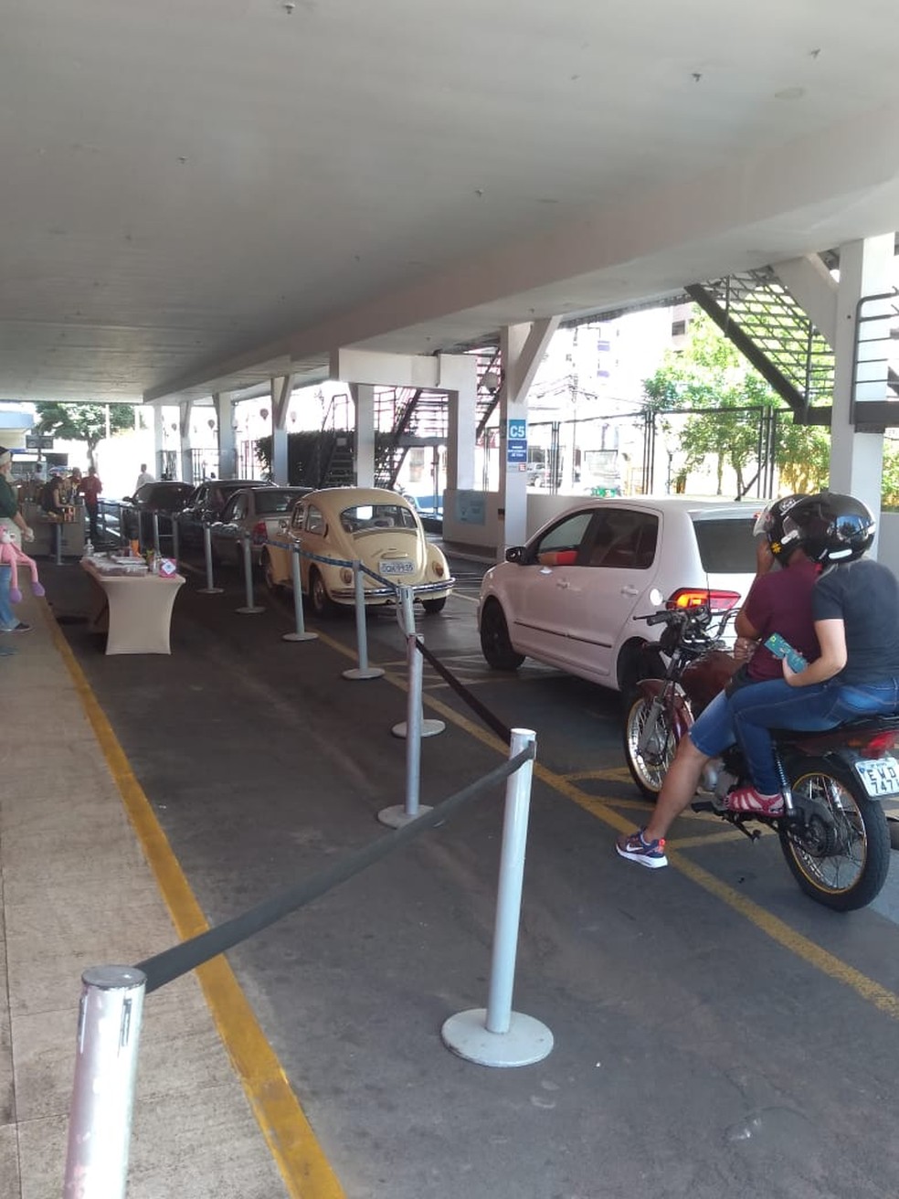 Fila de veículos se formou no local em Bauru — Foto: Fernanda Ubaid / TV TEM 