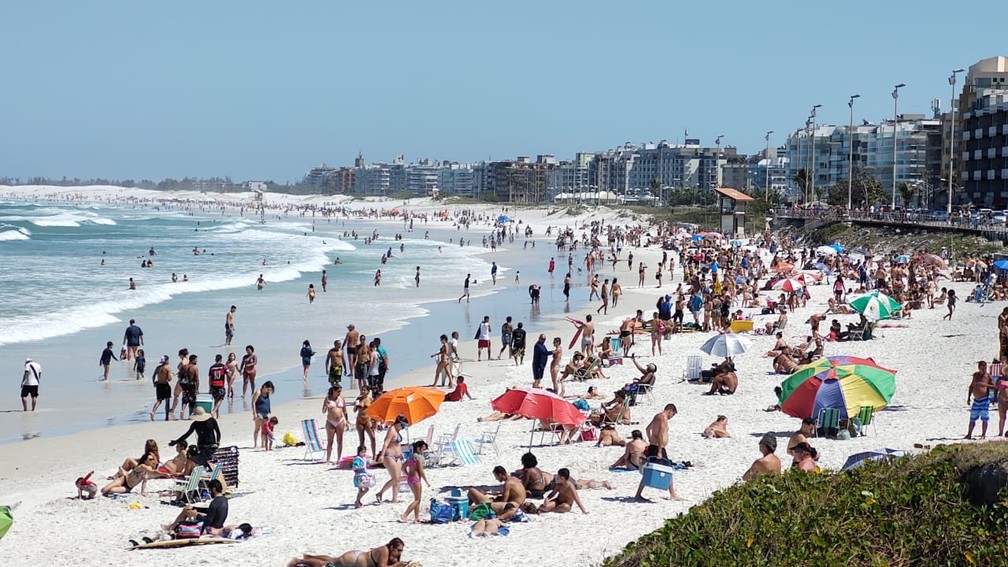 Praia do Forte, em Cabo Frio, RJ, fica lotada em plena pandemia e com decretos que proíbem permanência em praias — Foto: Paulo Henrique Cardoso/G1