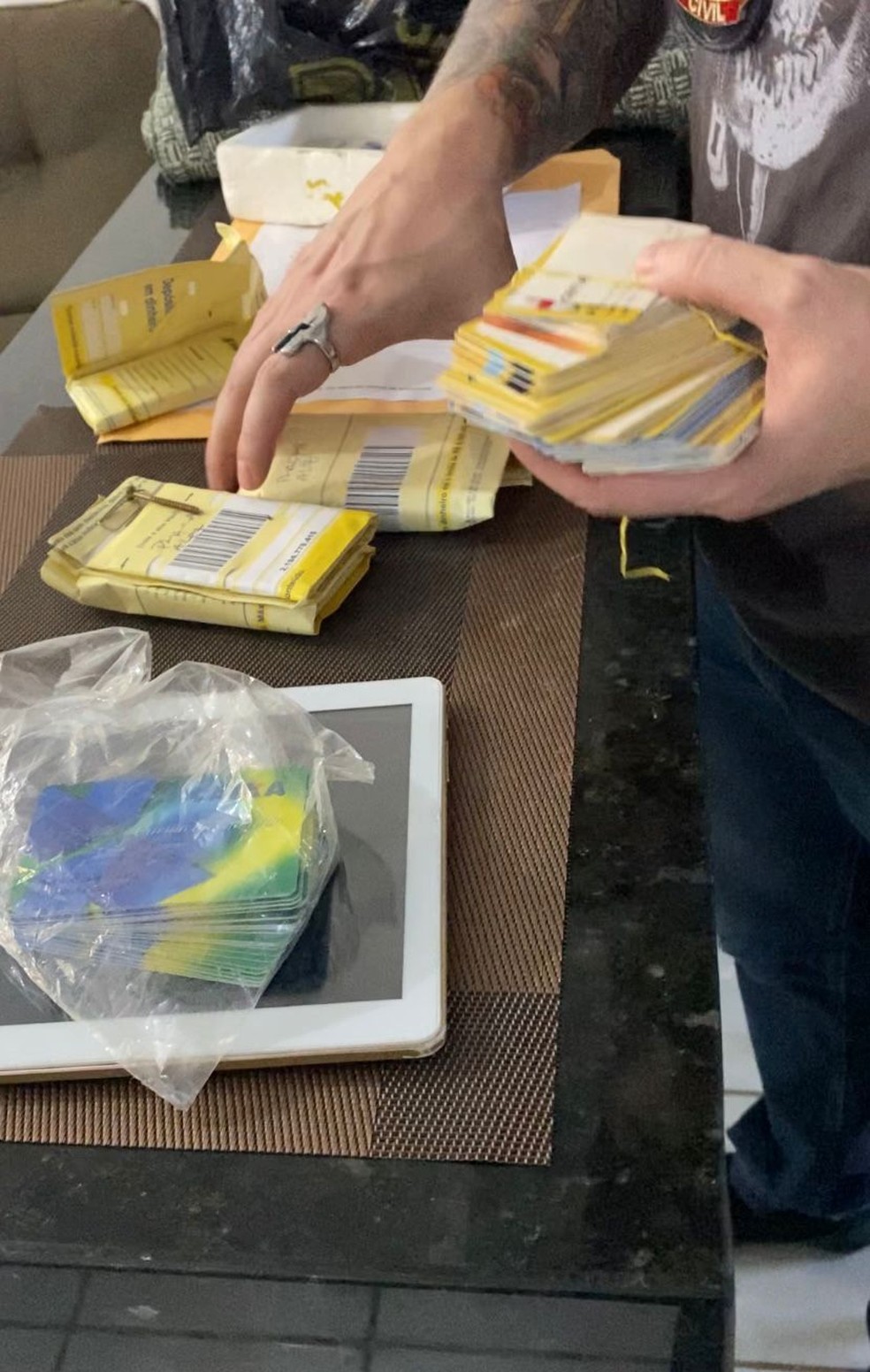 Policiais apreenderam ainda cerca de 150 cartões de benefícios assistenciais da Caixa Econômica Federal em nome de terceiros — Foto: Divulgação/Polícia Civil
