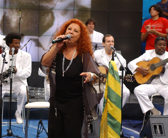 Beth Carvalho fazendo o que mais sabe para alegrar o público (Foto: Zé Paulo Cardeal/TV Globo)