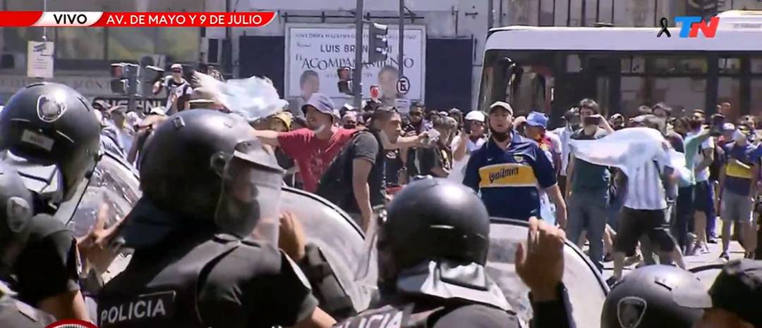 Confronto polícia velório Maradona