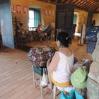 Moradoras fazem renda de bilro  (Valéria Martins/G1)