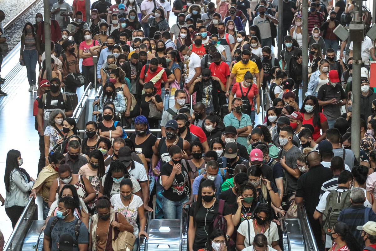 Estação da Luz, no Centro de SP, registra aglomeração nesta quinta após
