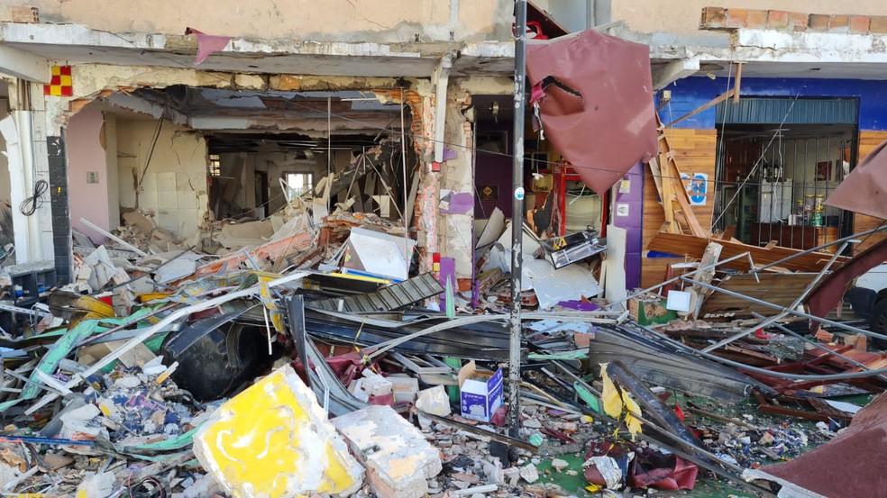 Explosão causada por vazamento em botijão de gás atinge ao menos 10 casas no bairro do Saboeiro, em Salvador — Foto: Rildo Araújo/TV Bahia