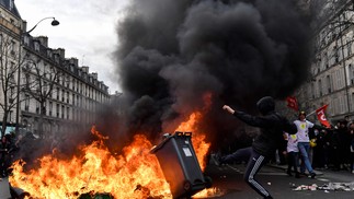 Protestos contra Macron levam dezenas de milhares de pessoas às ruas em Paris — Foto: JULIEN DE ROSA / AFP