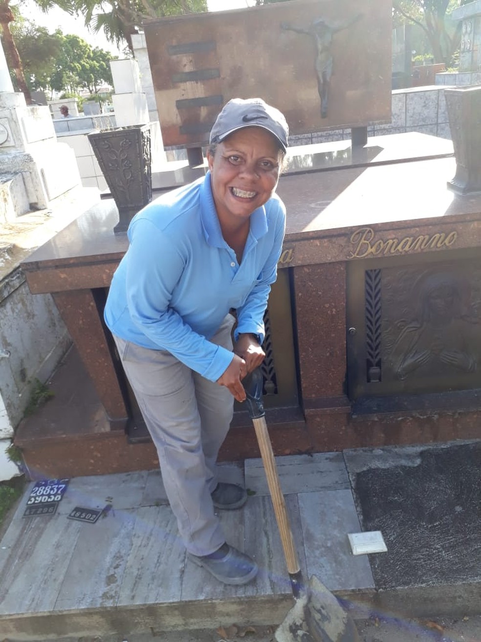 Renata Lopes trabalha no cemitério de Jacareí há 18 anos — Foto: Arquivo Pessoal