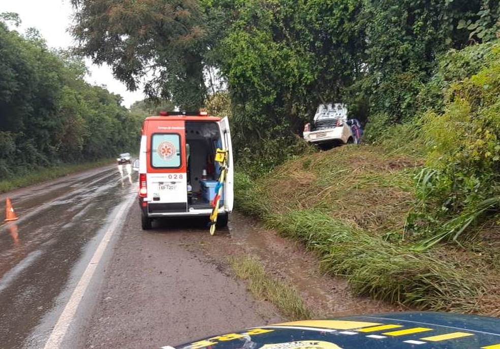 Carro saiu da pista e bateu em árvores na BR-386 em Seberi — Foto: PRF/Divulgação