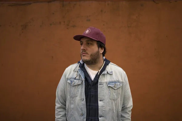 O publicitário Ignacio Jauand compra de tudo, até descascador de batata, parcelado, apostando que o peso vai se desvalorizar e vai pagar menos pelo produto.  — Foto: Sebastián López Brach/The New York Times