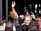 Lula é ovacionado ao voltar para casa após depor à PF em São Paulo