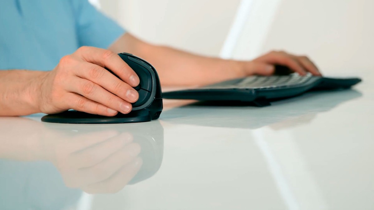 Mouse ergonômico traz tela OLED e conecta a três dispositivos de uma vez