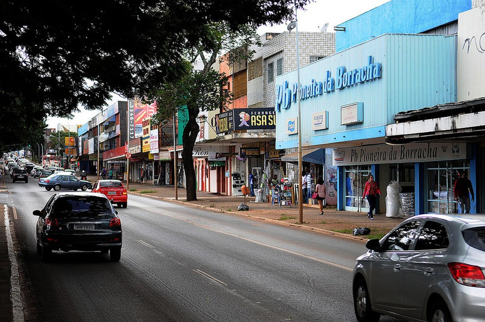 ComÃ©rcio na W3 Sul (Foto: DÃªnio SimÃµes/AgÃªncia BrasÃ­lia)