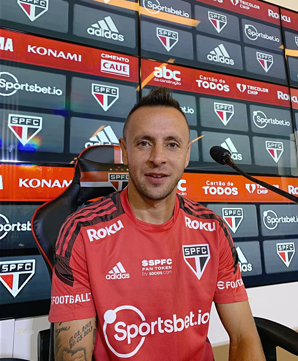 Rafinha dá entrevista coletiva no São Paulo — Foto: Divulgação/São Paulo