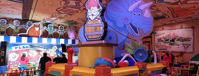 O ambiente do Roundup Rodeo BBQ foi inspirado nos brinquedos de Andy, o menino que é dono dos protagonistas dos filmes 'Toy Story' — Foto: Eduardo Maia / O Globo