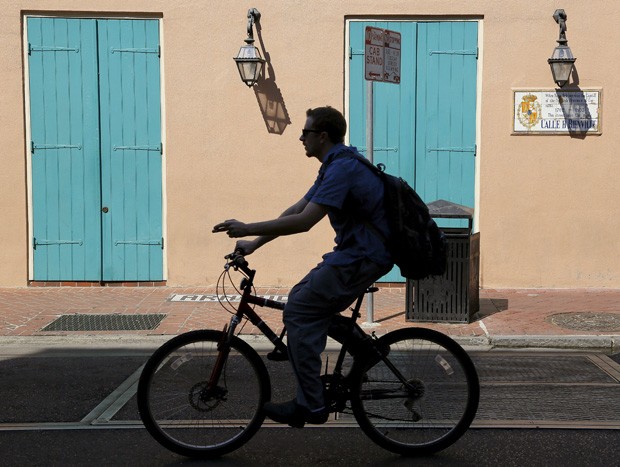  Homem anda de bicicleta em New Orleans, na Louisiana, nos Estados Unidos; lesões relacionadas à bicicleta aumentaram nos últimos anos  (Foto: Reuters/Jonathan Bachman)