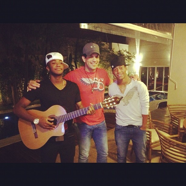 'Promessas' de Santos e São Paulo posam ao lado do cantor Sorocaba
