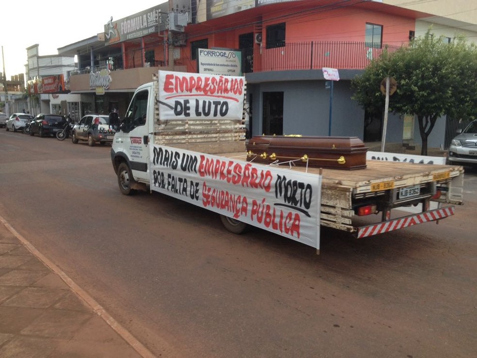 Empresários pregaram faixas e colocaram urna simbólica sobre caminhão durante ato (Foto: Sirlei Alves/TVCA)