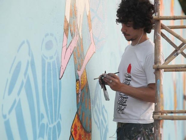 Artista brasileiro promove cultura pintando muros na índia (Foto: Divulgação)
