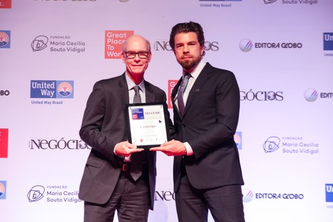 Raul Strattner, CEO da H. Strattner, recebe o prêmio na categoria de médias nacionais