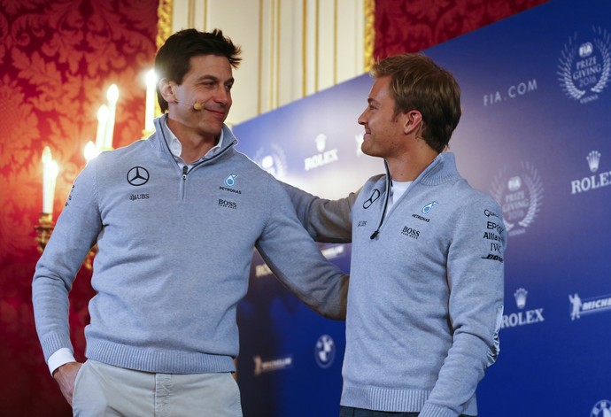 Nico Rosberg com o chefe da Mercedes, Toto Wolff, na cerimônia da FIA (Foto: Reuters)