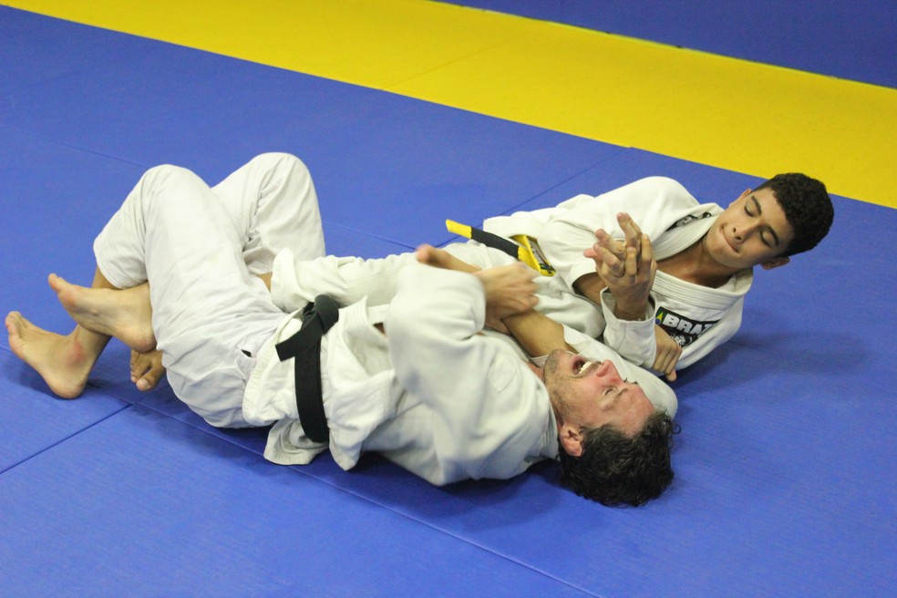 Menino afirma que o arm-lock é sua posição favorita na arte suave (Foto: Marcelo Barone)