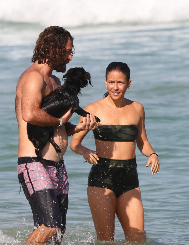 Fernanda de Freitas toma banho de mar com namorado e cahorro (Foto: Dilson Silva/Agnews)