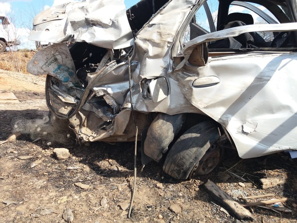 Veículo capotou e ficou completamente destruído após motorista perder o controle. — Foto: Reprodução