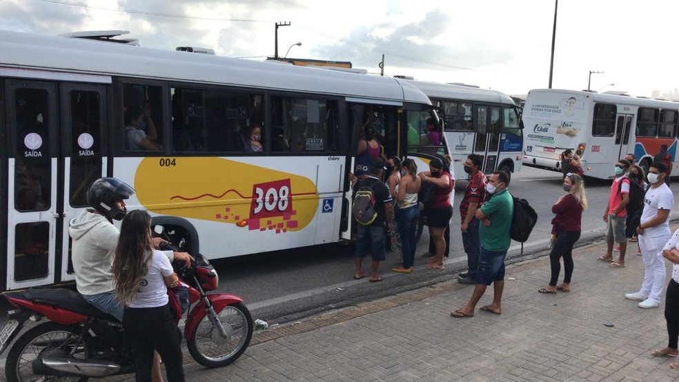 Usuários do transporte público tentam entrar em alternativo em Natal. Greve dos rodoviários chega a 4º dia. — Foto: Ayrton Freire/Inter TV Cabugi