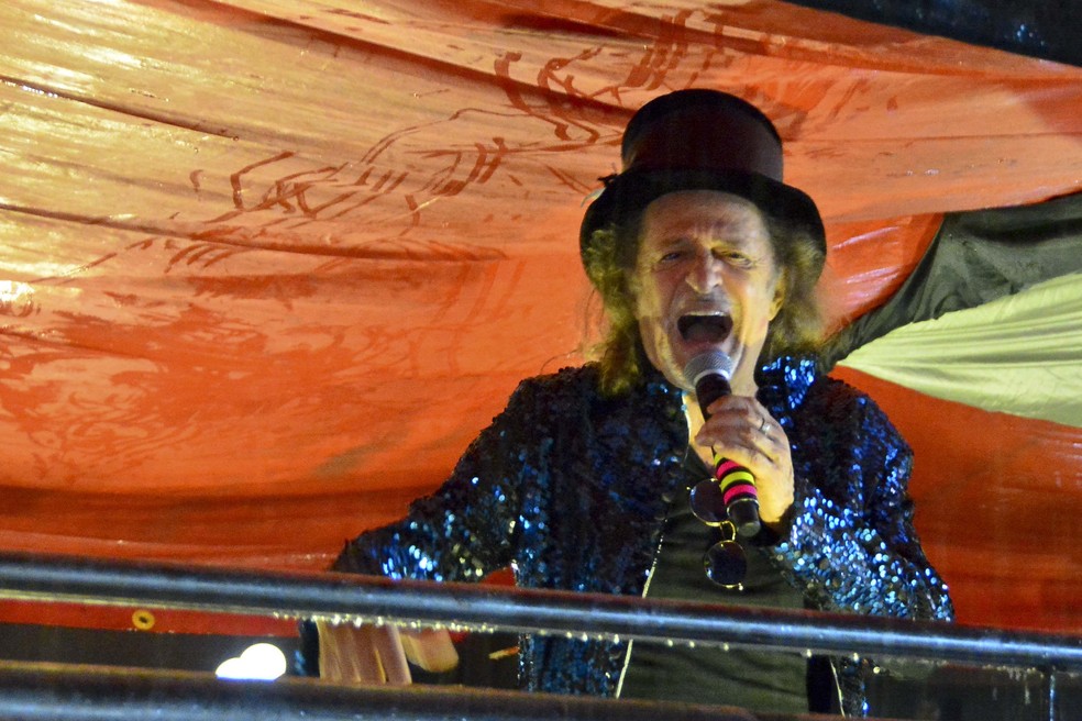 Alceu Valença animou foliões nas Muriçocas, em João Pessoa, nesta semana e hoje faz show em Natal — Foto: Kleide Teixeira/Secom-JP